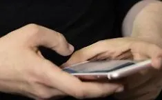 Marsala, studentessa colpisce compagna a scuola: nello schermo del telefonino la foto dell'omicida americano