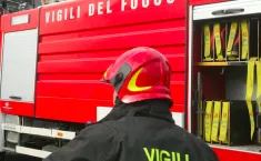 Grave incidente sulla strada statale 115: un camion si scontra con un'auto, tre giovani in codice rosso