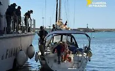 La barca a vela utilizzata per il trasporto di migranti e diretta a Trapani: arrestato lo skipper