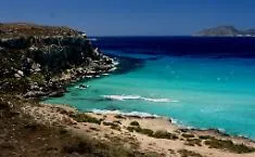 Favignana, turista ferita tra gli scogli di Cala Rossa: recuperata via mare