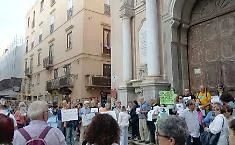 Acqua contaminata e non potabile dai rubinetti: a Trapani la protesta davanti il Comune