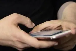 Marsala, studentessa colpisce compagna a scuola: nello schermo del telefonino la foto dell'omicida americano