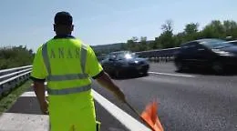 Scontro tra pullman e caravan in autostrada, tre feriti e lunghe code a Termini Imerese
