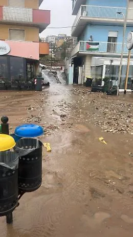 Gela allagata, polizia municipale  mette in salvo  due   bambini