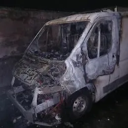 Furgoncino a fuoco in via Monte Palma a Catania