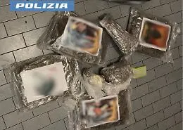 Librino, dietro a una porta antincendio nascosto un borsone pieno di droga: sequestrati sei chili in viale San Teodoro