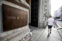 Intesa Sanpaolo alza la posta su Mps: rilancio cash e ultimatum prima dell'assemblea, sul piatto 0,25 euro in pi&ugrave; in contanti 