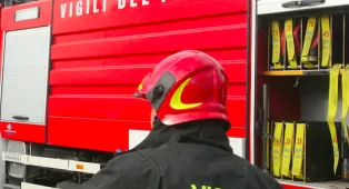 Grave incidente sulla strada statale 115: un camion si scontra con un'auto, tre giovani in codice rosso