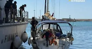 La barca a vela utilizzata per il trasporto di migranti e diretta a Trapani: arrestato lo skipper