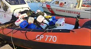 Trappola abusiva nei mari delle Egadi e San Vito: la Guardia Costiera sequestra 105 cannizzi e rimuove oltre una tonnellata di plastica