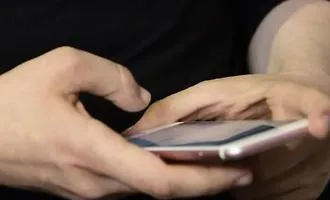 Marsala, studentessa colpisce compagna a scuola: nello schermo del telefonino la foto dell'omicida americano