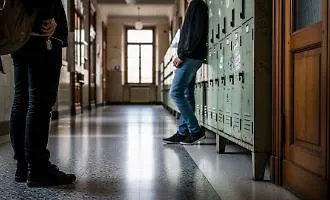 Porta il coltello la casa e poi lo punta contro la compagna durante la ricreazione: ecco cosa &egrave; successo a Marsala