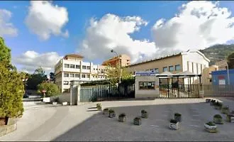 Violenza a scuola ad Alcamo: sassi e pugni ai collaboratori scolastici, denunciato studente dell'Itet Caruso