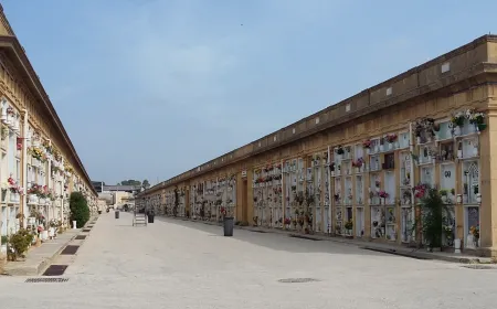 Mazara, raid notturno al cimitero comunale: tombe violate e bronzi rubati