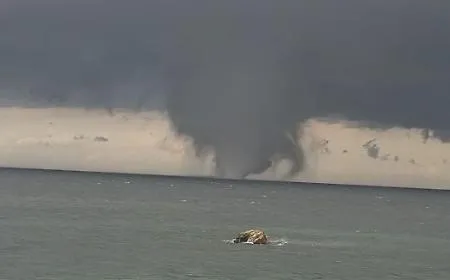 Paura a Marsala, tromba d'aria e doppio vortice sul mare: scuole danneggiate, auto ribaltate e feriti