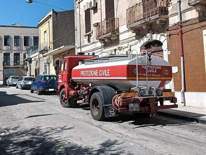 La solitudine dell'autobotte: quando l'aiuto arriva nel giorno sbagliato