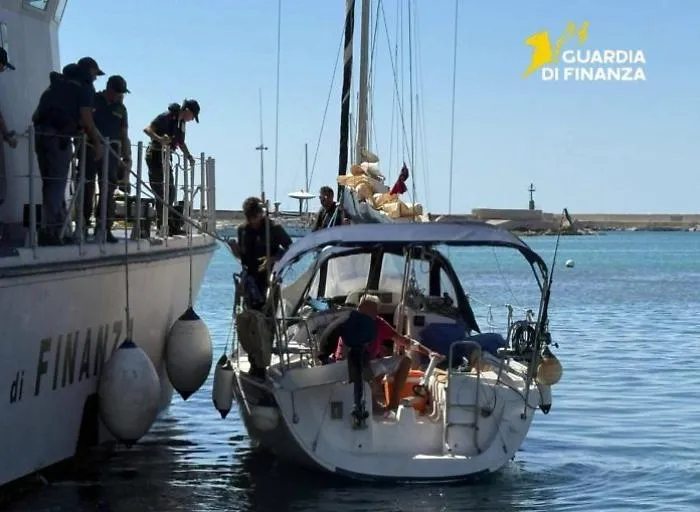 La barca a vela utilizzata per il trasporto di migranti e diretta a Trapani: arrestato lo skipper 