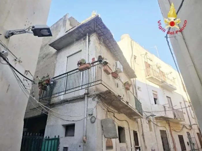 Crolla un balcone a Mazara del Vallo, morta una donna di 86 anni. Palazzo pericolante, sgomberate tre famiglie