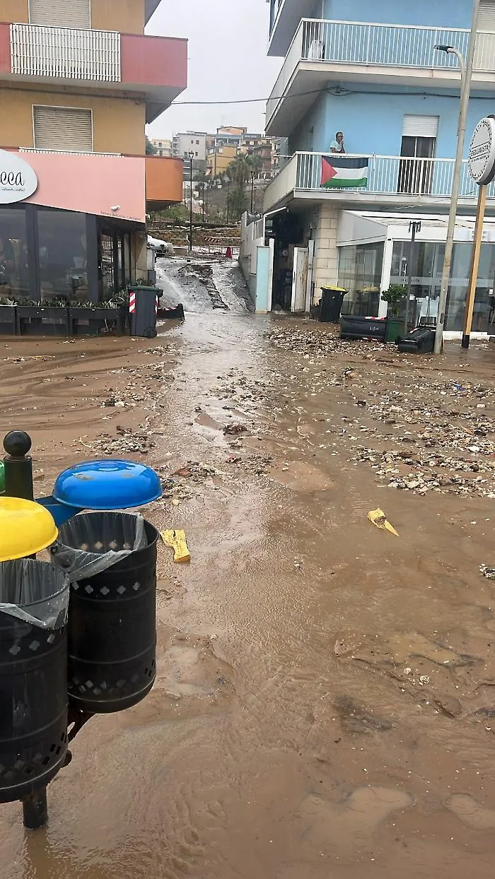 Gela allagata, polizia municipale  mette in salvo  due   bambini