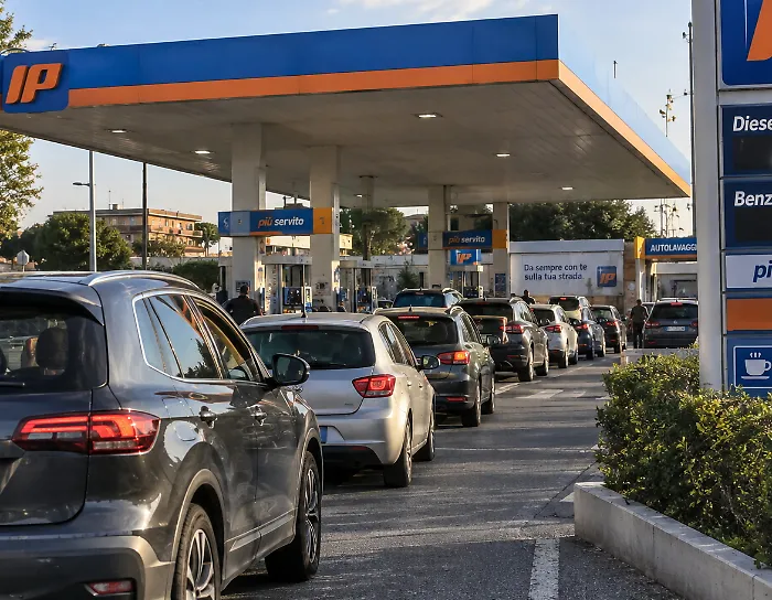 Oltre 10mila impianti aderiscono al price cap: benzina sotto 2 euro in pi&ugrave; della met&agrave; della rete