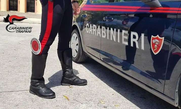 A Marsala un 46enne con il "pollice verde": in casa aveva una vasta piantagione e la marijuana pronta per lo spaccio