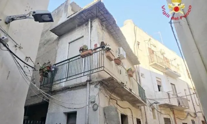 Crolla un balcone a Mazara del Vallo, morta una donna di 86 anni. Palazzo pericolante, sgomberate tre famiglie