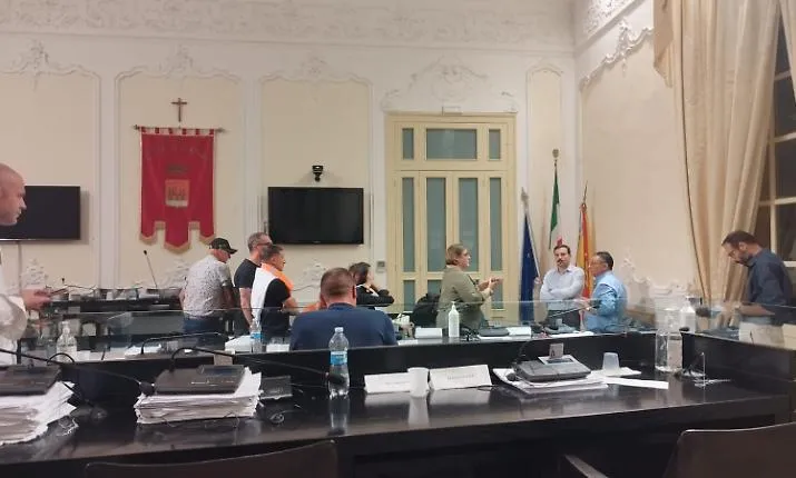 Trapani, il consiglio comunale occupato dopo una seduta lampo e senza delibere approvate
