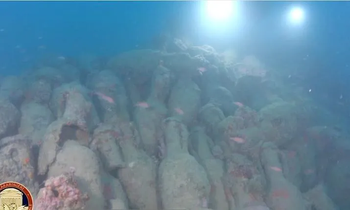 &laquo;Pensavo fosse uno scoglio, mi si &egrave; fermato il cuore&raquo;: il campione di apnea De Mola scopre un relitto romano a Mazara, scatta la blindatura