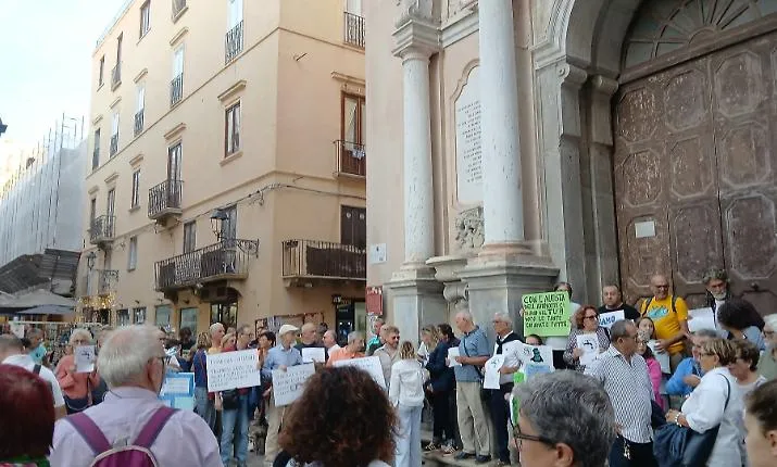 Acqua contaminata e non potabile dai rubinetti: a Trapani la protesta davanti il Comune
